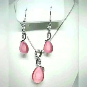 NWOT Elegant Water Drop Necklace and Earrings Set